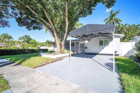 House in Hollywood, Florida 3 bedrooms, 194.07 sq.m. № 1871972 - photo 1