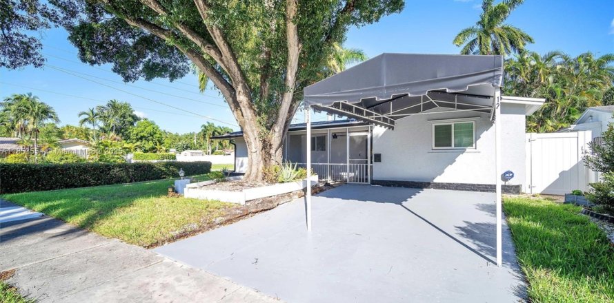 House in Hollywood, Florida 3 bedrooms, 194.07 sq.m. № 1871972