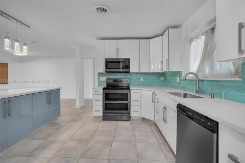 House in Hollywood, Florida 3 bedrooms, 194.07 sq.m. № 1871972 - photo 4
