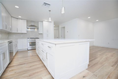 House in Clearwater, Florida 4 bedrooms, 201.97 sq.m. № 2199915 - photo 14