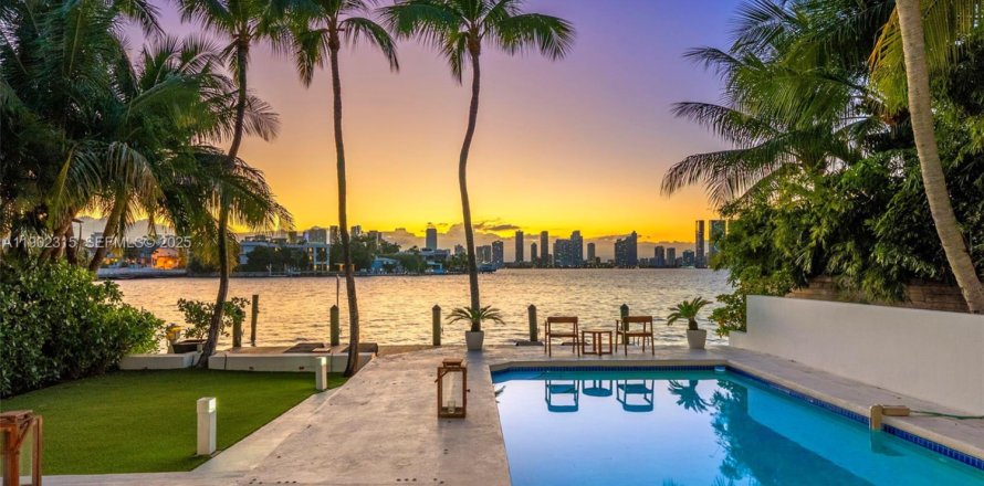 Дом в Майами-Бич, Флорида 3 спальни, 295.24м2 № 2019345