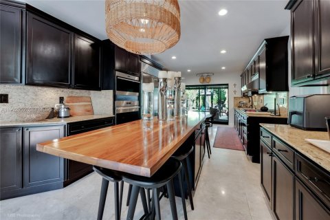 Снять в аренду виллу или дом в Корал-Гейблс, Флорида 4 спальни, 279.82м2, № 1991787 - фото 9