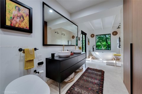 Снять в аренду виллу или дом в Корал-Гейблс, Флорида 4 спальни, 279.82м2, № 1991787 - фото 13