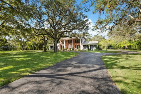 Снять в аренду виллу или дом в Корал-Гейблс, Флорида 4 спальни, 279.82м2, № 1991787 - фото 2