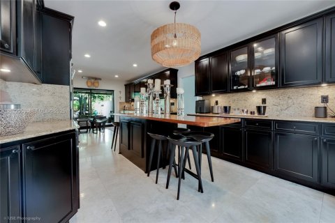 Снять в аренду виллу или дом в Корал-Гейблс, Флорида 4 спальни, 279.82м2, № 1991787 - фото 8