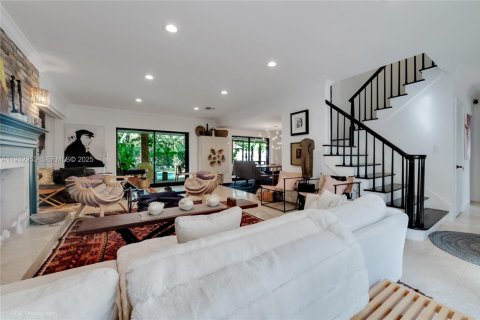 Снять в аренду виллу или дом в Корал-Гейблс, Флорида 4 спальни, 279.82м2, № 1991787 - фото 6