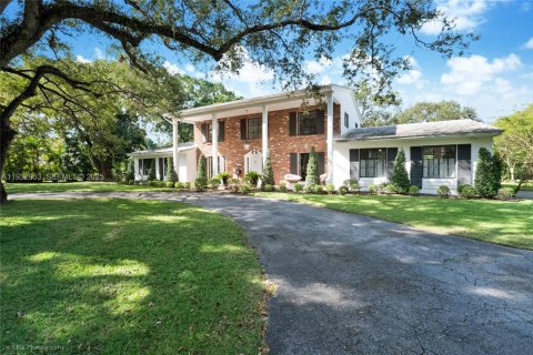 Снять в аренду виллу или дом в Корал-Гейблс, Флорида 4 спальни, 279.82м2, № 1991787 - фото 1