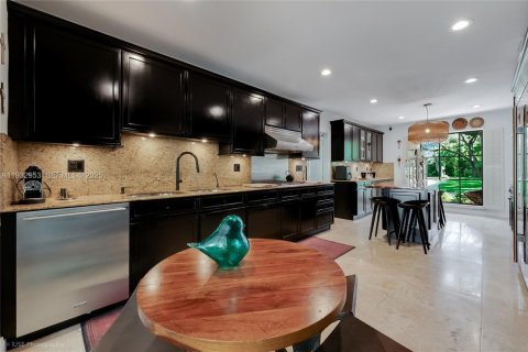 Снять в аренду виллу или дом в Корал-Гейблс, Флорида 4 спальни, 279.82м2, № 1991787 - фото 10