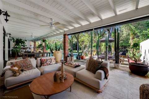 Снять в аренду виллу или дом в Корал-Гейблс, Флорида 4 спальни, 279.82м2, № 1991787 - фото 20