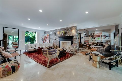 Снять в аренду виллу или дом в Корал-Гейблс, Флорида 4 спальни, 279.82м2, № 1991787 - фото 5