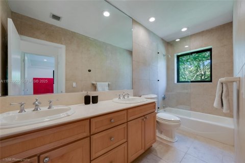 Снять в аренду виллу или дом в Корал-Гейблс, Флорида 4 спальни, 279.82м2, № 1991787 - фото 18