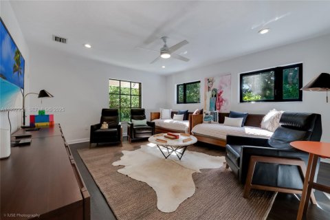 Снять в аренду виллу или дом в Корал-Гейблс, Флорида 4 спальни, 279.82м2, № 1991787 - фото 15