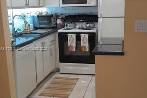 Condo in Deerfield Beach, Florida, 1 bedroom  № 2015576 - photo 11