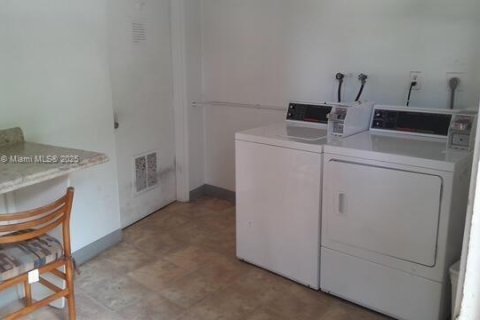 Condo in Deerfield Beach, Florida, 1 bedroom  № 2015576 - photo 25