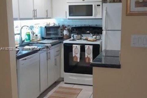 Condo in Deerfield Beach, Florida, 1 bedroom  № 2015576 - photo 8