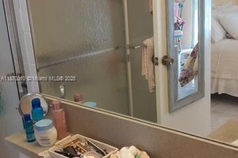 Condo in Deerfield Beach, Florida, 1 bedroom  № 2015576 - photo 18