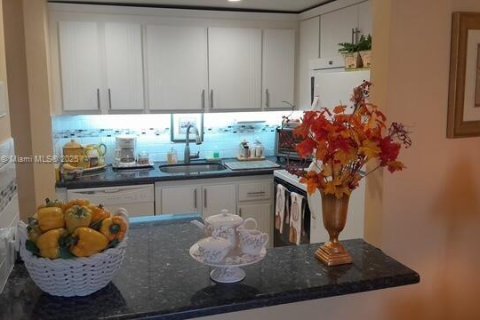 Condo in Deerfield Beach, Florida, 1 bedroom  № 2015576 - photo 10