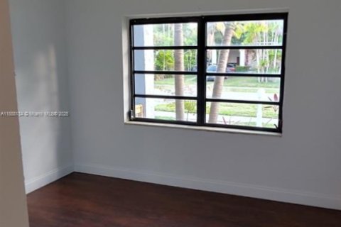 Снять в аренду виллу или дом в Майами, Флорида 3 спальни, 117.99м2, № 1938653 - фото 15