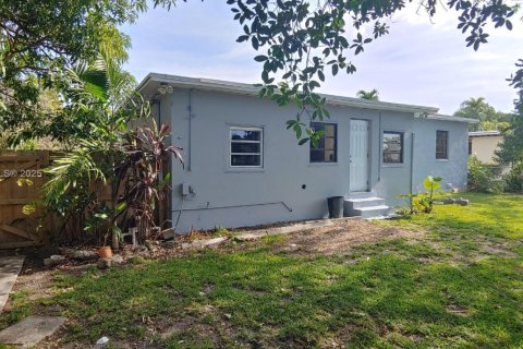 Снять в аренду виллу или дом в Майами, Флорида 3 спальни, 117.99м2, № 1938653 - фото 17