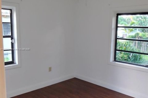 Снять в аренду виллу или дом в Майами, Флорида 3 спальни, 117.99м2, № 1938653 - фото 9