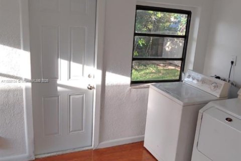 Снять в аренду виллу или дом в Майами, Флорида 3 спальни, 117.99м2, № 1938653 - фото 16