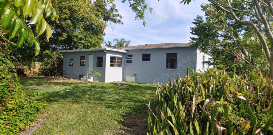 Дом в Майами, Флорида 3 спальни, 117.99м2 № 1938653