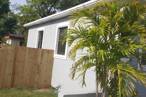 Снять в аренду виллу или дом в Майами, Флорида 3 спальни, 117.99м2, № 1938653 - фото 6