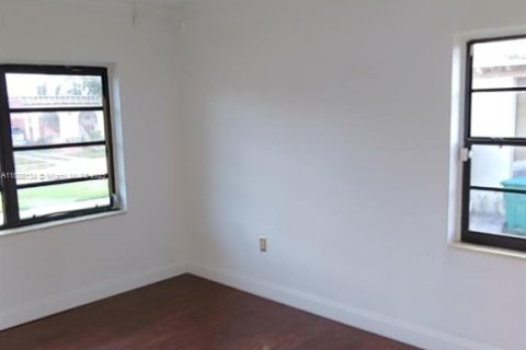 Снять в аренду виллу или дом в Майами, Флорида 3 спальни, 117.99м2, № 1938653 - фото 10