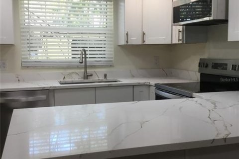 Condo in Largo, Florida, 2 bedrooms № 2234560 - photo 10