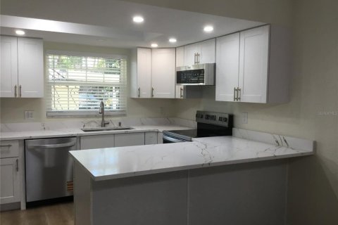Condo in Largo, Florida, 2 bedrooms № 2234560 - photo 7