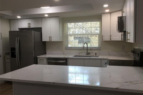 Condo in Largo, Florida, 2 bedrooms № 2234560 - photo 6