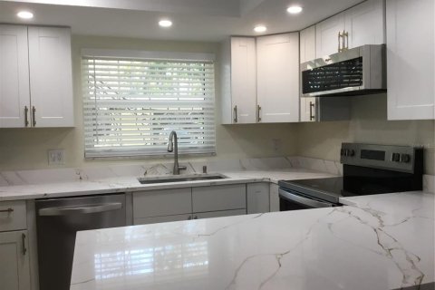 Condo in Largo, Florida, 2 bedrooms № 2234560 - photo 9