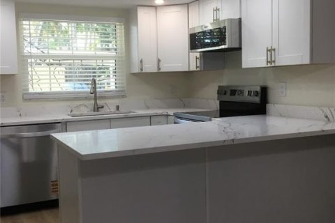 Condo in Largo, Florida, 2 bedrooms № 2234560 - photo 15