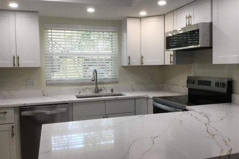 Condo in Largo, Florida, 2 bedrooms № 2234560 - photo 5