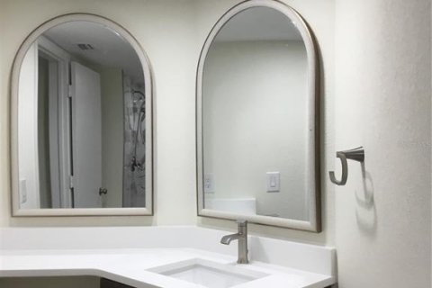 Condo in Largo, Florida, 2 bedrooms № 2234560 - photo 18