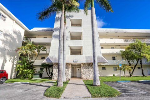 Condo in Miami, Florida, 1 bedroom  № 1461399 - photo 1
