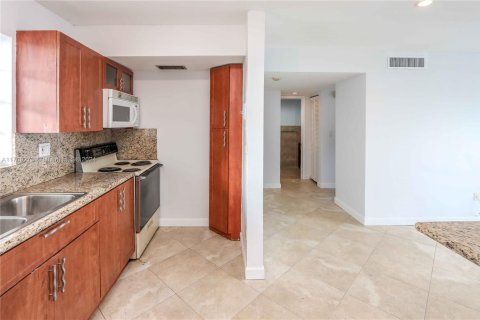 Condo in Miami, Florida, 1 bedroom  № 1461399 - photo 16