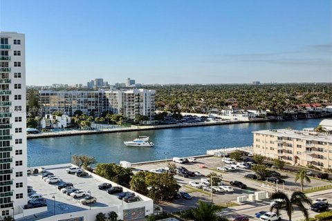 Condo in Hollywood, Florida, 1 bedroom  № 2036608 - photo 5