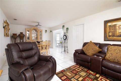 House in Tampa, Florida 3 bedrooms, 127.18 sq.m. № 2201428 - photo 12