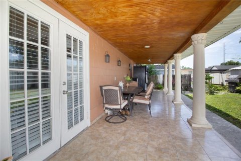 House in Tampa, Florida 3 bedrooms, 127.18 sq.m. № 2201428 - photo 8