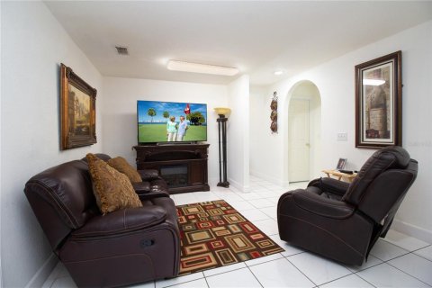 House in Tampa, Florida 3 bedrooms, 127.18 sq.m. № 2201428 - photo 11