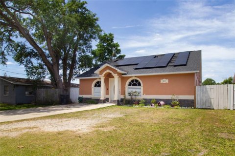 House in Tampa, Florida 3 bedrooms, 127.18 sq.m. № 2201428 - photo 2