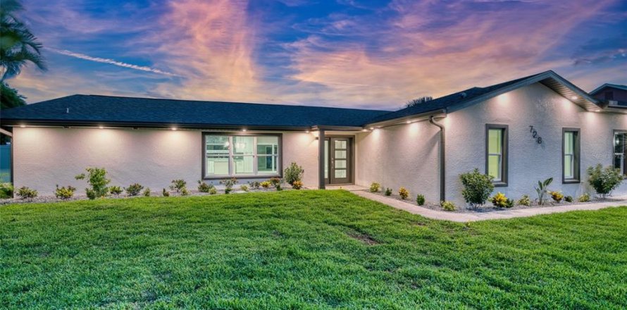 House in Apollo Beach, Florida 4 bedrooms, 203.27 sq.m. № 2200480