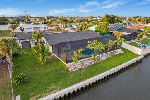 House in Apollo Beach, Florida 4 bedrooms, 203.27 sq.m. № 2200480 - photo 3