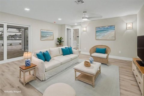 House in Apollo Beach, Florida 4 bedrooms, 203.27 sq.m. № 2200480 - photo 7