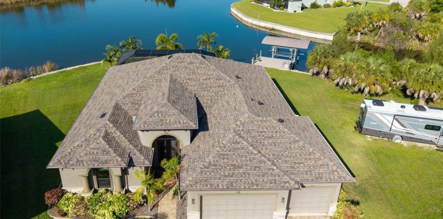 House in Port Charlotte, Florida 4 bedrooms, 239.87 sq.m. № 2304542