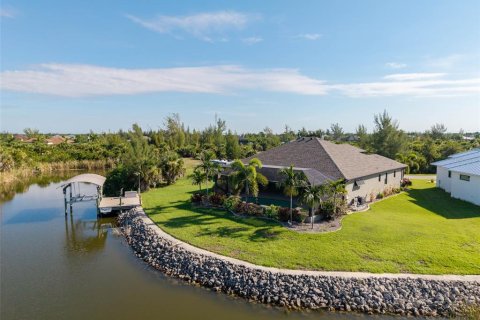 House in Port Charlotte, Florida 4 bedrooms, 239.87 sq.m. № 2304542 - photo 6