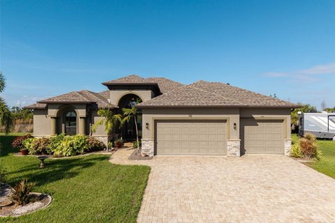 House in Port Charlotte, Florida 4 bedrooms, 239.87 sq.m. № 2304542 - photo 2