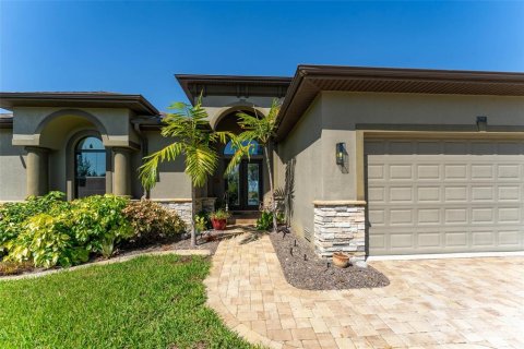 House in Port Charlotte, Florida 4 bedrooms, 239.87 sq.m. № 2304542 - photo 8