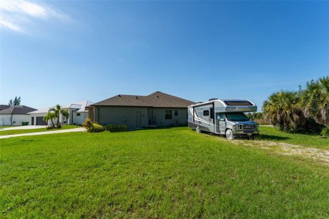 House in Port Charlotte, Florida 4 bedrooms, 239.87 sq.m. № 2304542 - photo 7